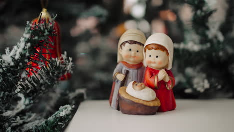 Weihnachtskrippenfiguren-Mit-Festlicher-Kulisse