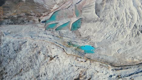 4K-Drohnenvideo-Aus-Der-Luft-Einer-Touristenattraktion-In-Pamukkale,-Eines-Natürlichen-Pools-Mit-Blauem-Wasser-Und-Kalkhaltigen-Mineralien-Aus-Der-Türkei