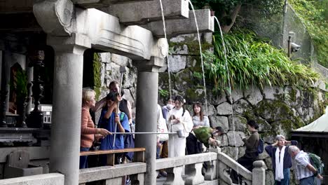 Touristen-Sammeln-Wasser-Vom-Otowa-no-taki-Wasserfall