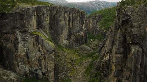 Una-Brecha-En-Los-Acantilados-Rocosos-Del-Cañón-Hellmo,-Tysfjord,-Norte-De-Noruega