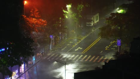 Impresionantes-Imágenes-En-Alta-Definición-De-Las-Calles-De-La-Ciudad-De-Shenzhen,-China,-Durante-La-Temporada-De-Tifones