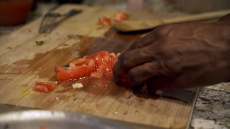 Agregar-Tomates-Picados-A-La-Sartén-De-Albóndigas-Más-Allá-Preparar-Los-Ingredientes-Para-Hacer-Albóndigas-Más-Allá-Del-Vegano-Con-Espaguetis-Y-Salsa-De-Carne