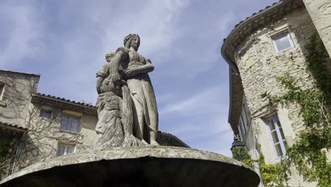Brunnenfigur-Auf-Einem-Kleinen-Brunnen-In-Einem-Historischen-Dorf-In-Frankreich