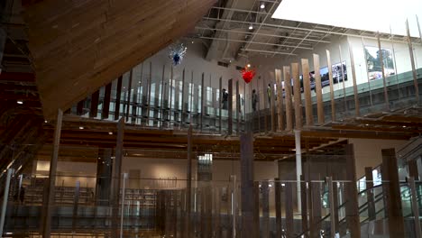 Innenansicht-Von-Toyama-Kirari,-Das-Ein-Glaskunstmuseum-Integriert