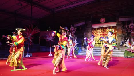 Bailarines-Betawi-Realizan-Yapong-Yakarta,-Niñas-Indonesias,-Colorida-Danza-Cultural