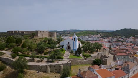 Antigua-Iglesia-Dentro-De-Los-Muros-De-Un-Castillo-En-Portugal