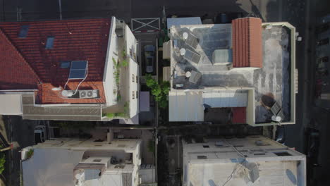 Das-Dach-Des-Gebäudes-Im-Viertel-Neve-Tzedek-In-Tel-Aviv-–-Ein-Teil-Des-Gebiets-Wurde-Komplett-Neu-Gentrifiziert-Und-Gilt-Als-Eines-Der-Schönsten-Viertel-Der-Stadt
