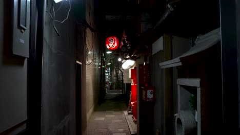 Linterna-Roja-Colgante-Redonda-única-Fuera-Del-Establecimiento-Comercial-Que-Ilumina-El-Establecimiento-Comercial-En-Una-Calle-Lateral-En-Kioto