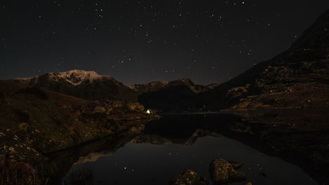 Zeitraffer-Von-Sternen-über-Einem-See-In-Wales