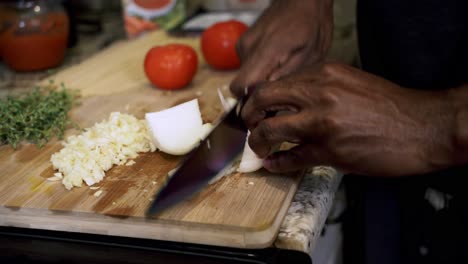 Cortar-Cebollas-Enteras-Preparar-Ingredientes-Para-Hacer-Vegano-Más-Allá-De-Albóndigas-Con-Espaguetis-Y-Salsa-De-Carne