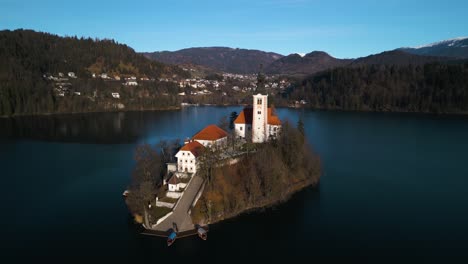 Die-Boom-Aufnahme-Aus-Der-Luft-Zeigt-Den-Wunderschönen-Bleder-See-In-Slowenien