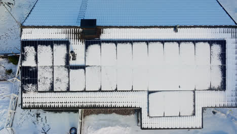 Luftaufnahme-über-Einem-Verschneiten-Haus-Mit-Solarzellen-Auf-Dem-Dach,-Wintertag