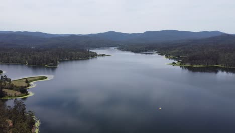 Luftaufnahme-Eines-Wunderschönen-Sees-Mit-Wolkenreflexion-Auf-Dem-See