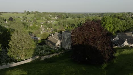 Cotswold-Dorf-Chedworth-Kirche-Frühlingsbäume-Luftlandschaft-Britische-Landschaft
