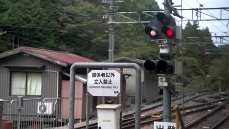 Zugsignal-Am-Ende-Des-Bahnsteigs-In-Gokurakubashi