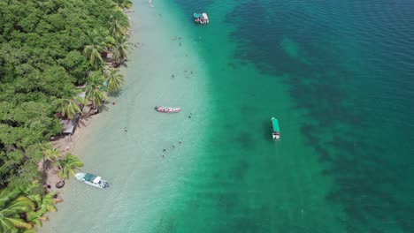 Boats-sailing-on-Estrella-beach,-Caribbean-Sea-in-Bocas-del-Toro,-Panama