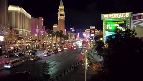 Eine-Atemberaubende-Drohnenaufnahme-Des-Las-Vegas-Strip-In-Der-Abenddämmerung.-Die-Lichter-Der-Stadt-Beginnen-Am-Dämmernden-Himmel-Zu-Schimmern-Und-Zeigen-Die-Pulsierende-Städtische-Energie
