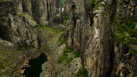Capas-De-Roca-Erosionada-Del-Cañón-Hellmojuvet-En-El-Norte-De-Noruega