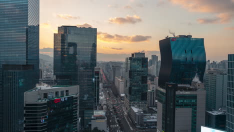 Zeitraffer-Des-Sonnenuntergangs-Im-Bezirk-Gangnam-über-Den-Wolkenkratzern-Der-Innenstadt-Von-Seoul,-Bunte-Wolkenbewegung-–-Blick-Aus-Der-Vogelperspektive-Vom-Dach