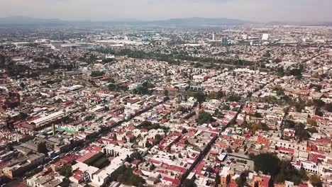 Panoramic-drone-shot-of-the-city-center-of-Queretaro,-Mexico