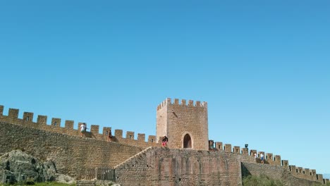 Gente-Caminando-Sobre-La-Muralla-Del-Castillo-Medieval-De-Óbidos-En-Portugal