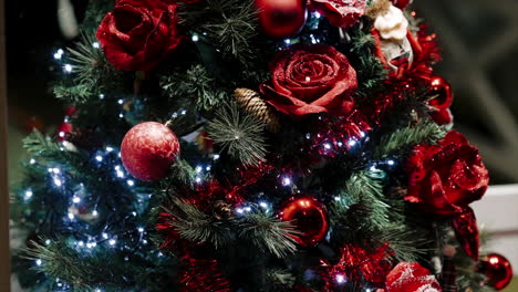 Árbol-De-Navidad-Decorado-Con-Vibrantes-Detalles-En-Rojo.