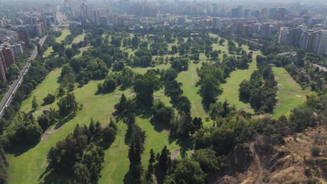 Luftaufnahme-Des-Golfclubs-Los-Leones-In-Santiago,-Chile