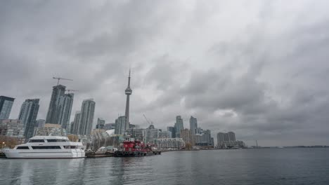Boote-Auf-Dem-Ontariosee-Mit-Blick-Auf-Die-Skyline-Der-Innenstadt-Von-Toronto,-Zeitraffer