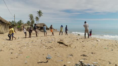 Männer-Ziehen-Fischernetze-Per-Seil-Am-Sandstrand-In-Moree,-Ghana,-Aus-Dem-Meer