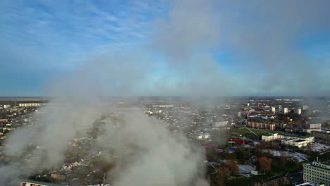 Drone-Disparó-Alrededor-De-Una-Nube-De-Smog-Industrial,-Paisaje-Urbano-Contaminante,-Tarde-Soleada