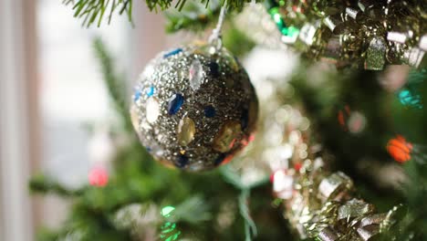 Christmas-Ornament:-Bauble-with-Jewels-swinging