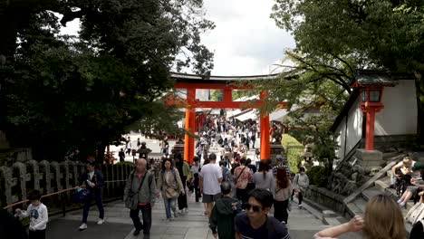 Fushimi-Inari-Taisha-Kopfschrein-In-Kyoto,-Japan,-Zeitlupe-überfüllter-Touristenspaziergang