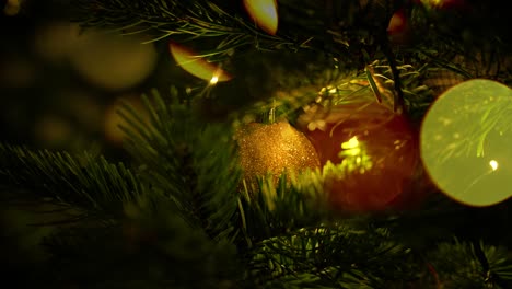 Künstlerische-Beleuchtung-Eines-Festlichen-Weihnachtsbaums