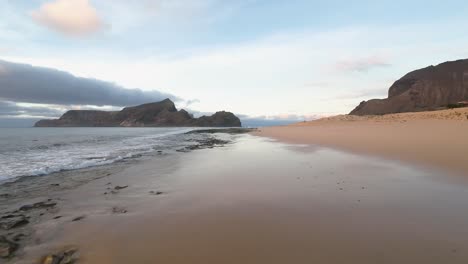 Der-Strand-Und-Die-Klippen-Von-Porto-Santo-Spiegeln-Sich-Im-Nassen-Sand