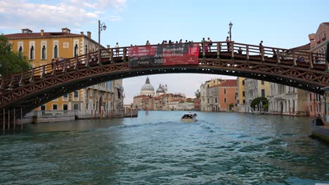 Touristen-Und-Einheimische-Auf-Der-Ponte-Dell&#39;Accademia,-Während-Ein-Boot-Vorbeifährt