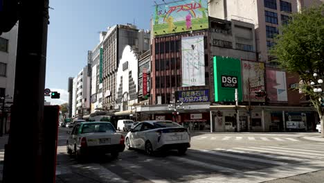 Tráfico-Local-Como-Taxis,-Automóviles-Y-Autobuses-Que-Pasan-Por-La-Avenida-Hyakumangoku-Dori-En-Kanazawa,-Japón.