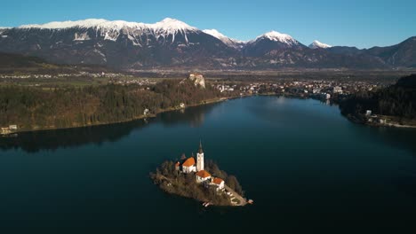 Wunderschöne-Umlaufende-Aufnahme-Hoch-über-Dem-Bleder-See,-Slowenien
