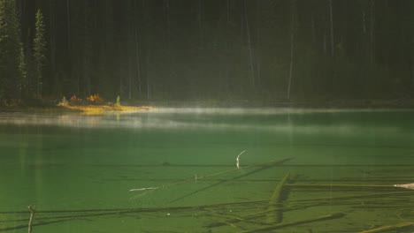 Dünnschichtiger-Dampfnebel-über-Der-Wasseroberfläche-Am-Morgen-Am-Vista-Lake