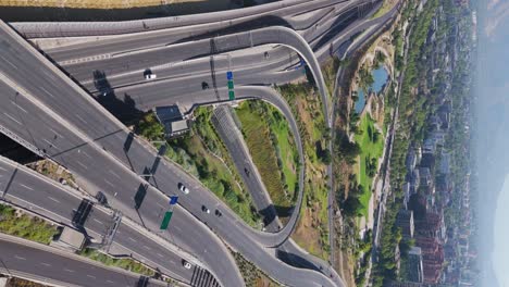 Luftaufnahme-Der-Autobahnkreuzungsstraßen-Neben-Dem-Bicentenario-Park-In-Santiago,-Chile