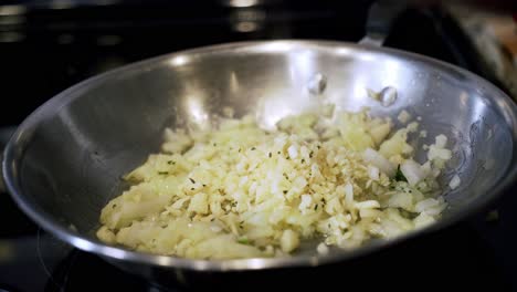 Agregando-Tomillo-A-Las-Cebollas-En-Una-Sartén-Con-Aceite-De-Oliva-Preparando-Ingredientes-Para-Hacer-Vegano-Más-Allá-De-Las-Albóndigas-Con-Espaguetis-Y-Salsa-De-Carne