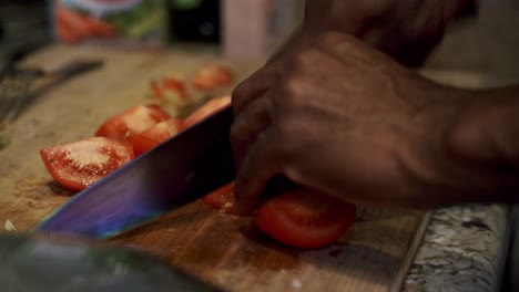 Tomaten-In-Scheiben-Schneiden,-Um-Sie-In-Die-Fleischbällchensoße-Zu-Geben,-Zutaten-Vorbereiten,-Um-Vegane-Fleischbällchen-Mit-Spaghetti-Und-Fleischsoße-Zuzubereiten