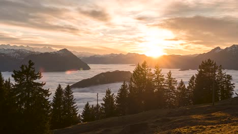Goldener-Sonnenuntergang-über-Dem-Wolkenmeer-Im-Schweizer-Hochland