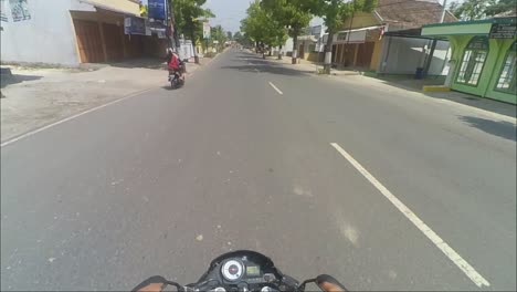 POV-De-Un-Motociclista-Que-Pasa-Por-La-Mañana-En-La-Ciudad-De-Blora,-Java-Central,-Indonesia
