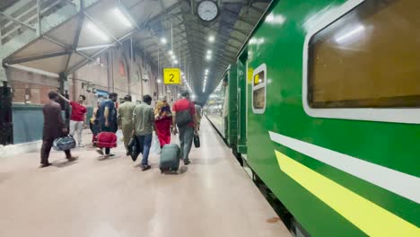 Hora-Punta-En-La-Estación-De-Tren-De-Lahore,-Pakistán