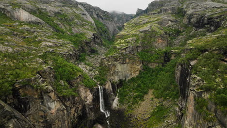 Pintorescas-Montañas-Escarpadas-Con-Cascada-Del-Cañón-Hellmojuvet-En-El-Norte-De-Noruega