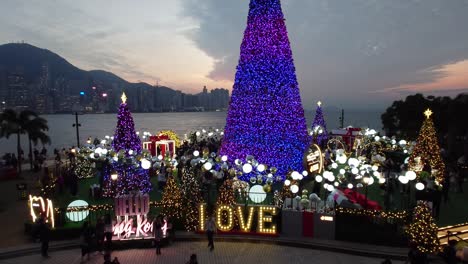 Große-Weihnachtsdekoration-Im-West-Kowloon-Cultural-District-Hongkong