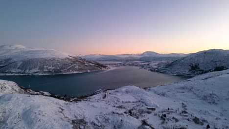 Lufttour-Durch-Die-Norwegischen-Fjorde-Bei-Sonnenuntergang-Mit-Schneebedeckten-Bergen-Und-Blauem-Meer-Im-Ersfjordvegen