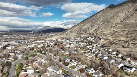 Estilo-De-Vida-Americano-Viviendo-En-Las-Montañas-De-Provo-Utah