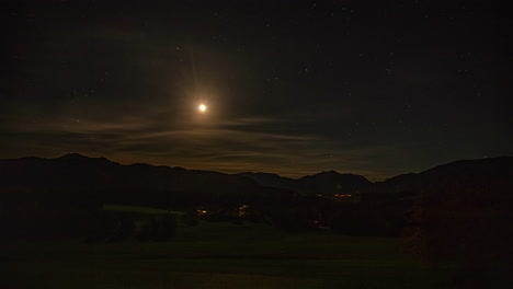 Österreichs-Attersee-Dorf,-Magische-Nacht,-Atemberaubendes-Panorama,-Wunderschöner-Himmel-Und-Vollmond-Genießen,-Zeitraffer-Fängt-Zauber,-Unvergessliche-Reise,-Fernweh-Und-Magie-Ein