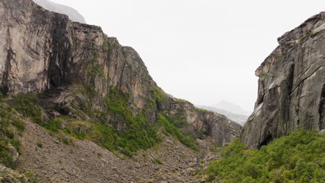 Escarpadas-Paredes-De-Roca-Del-Cañón-Hellmo-En-Tysfjord,-Norte-De-Noruega